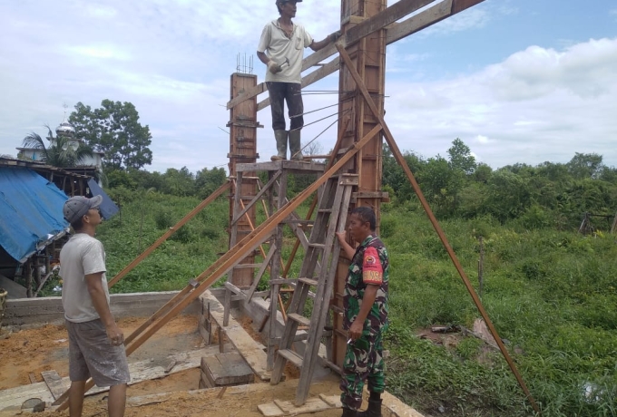 Semangat Gotong Royong Prajurit TNI dan Masyarakat di Bawah Terik Matahari
