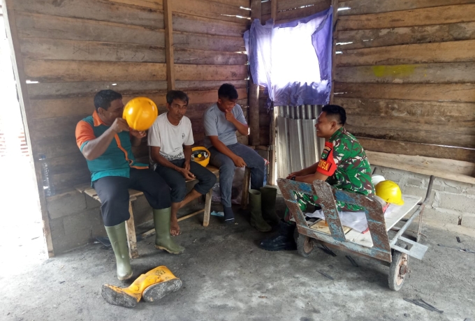 Jaga Hubungan Baik, Babinsa Melaksanakan Komsos Dengan Mitra Karid