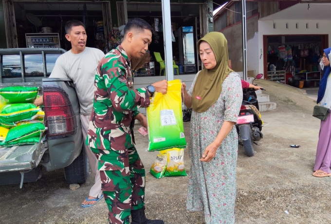 Babinsa Koramil 04/Pkl.Kuras Laksanakan Program Gerakan Pangan Murah Di Pasar Sidomukti