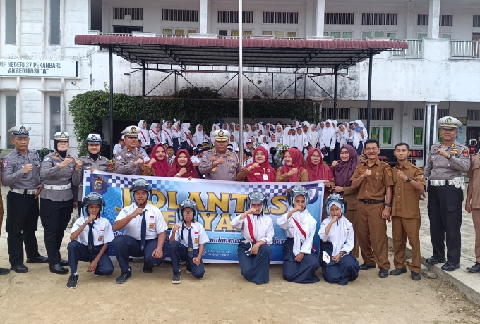 Ditlantas Polda Riau Ajak Pelajar SMPN 37 Pekanbaru Tertib Lalu Lintas dan Peduli Lingkungan 