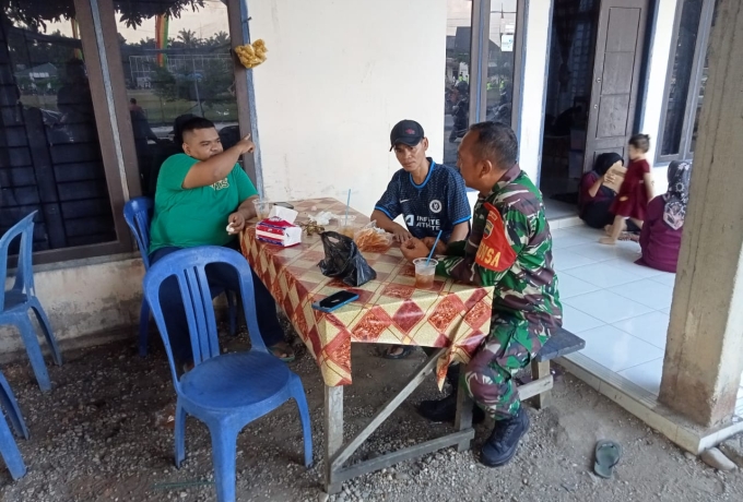 Babinsa Koramil 07/Kampar Jaga Silaturahmi Dengan Masyarakat Dalam Rangka Komsos