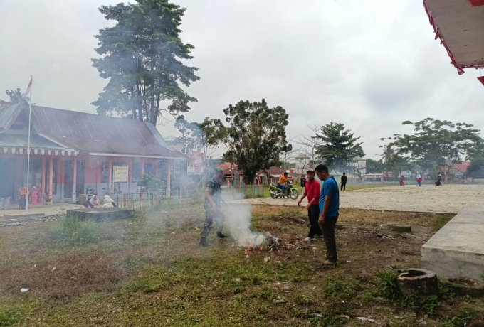 Babinsa dan Warga Gelar Gotong Royong Bersihkan Lingkungan Lapangan Upacara