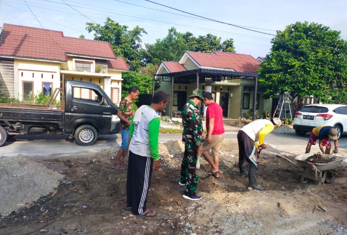 Babinsa Koramil 07/Kampar  Serda Karnovan Dianto Gotong-Royong Bantu Warga Cor Jalan