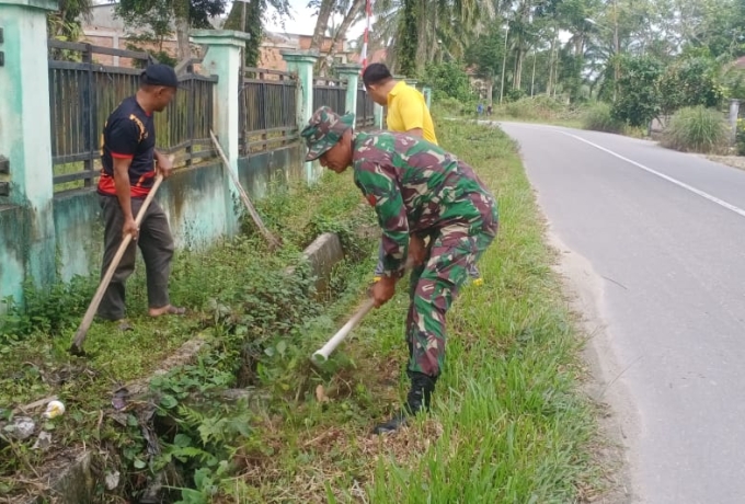 Babinsa Koramil 07/Kampar Bersama Warga Desa Teratak Bersihkan Parit Cegah Banjir dan DBD