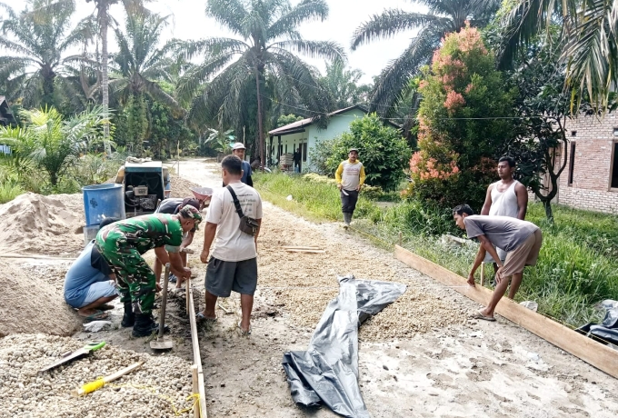 Babinsa Sertu Ilham Khairi Ikut Serta Giat Goro Semenisasi Jalan