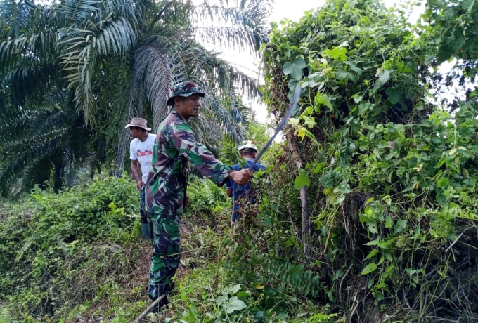 Babinsa Koramil 07/ Kampar Gotong -Royong Masyarakat Ciptakan Rasa Peduli Kebersihan Lingkungan