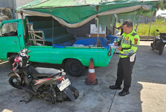 Putar Balik Tak Hati-Hati, Honda Beat Tabrak Mobil Box Indomaret di Jalan Arifin Ahmad