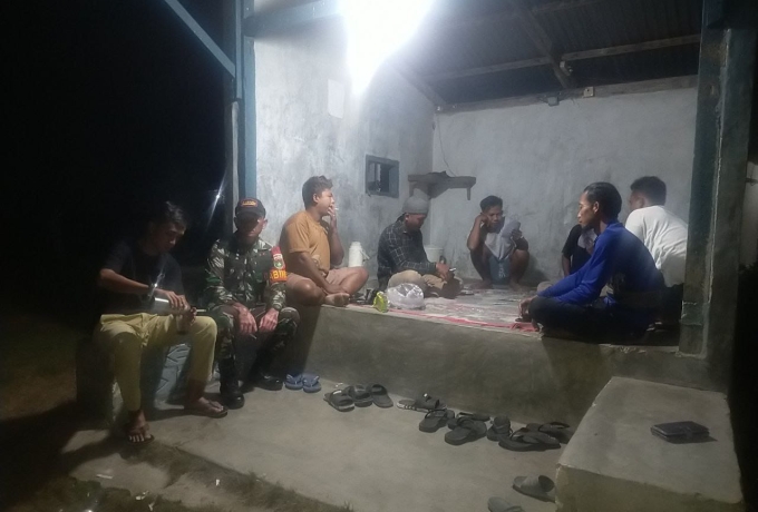 Tingkatkan Keamanan Cegah Potensi Gangguan Kamtibmas, Babinsa Koramil 16/ Tapung Tinjau Pos Siskamli