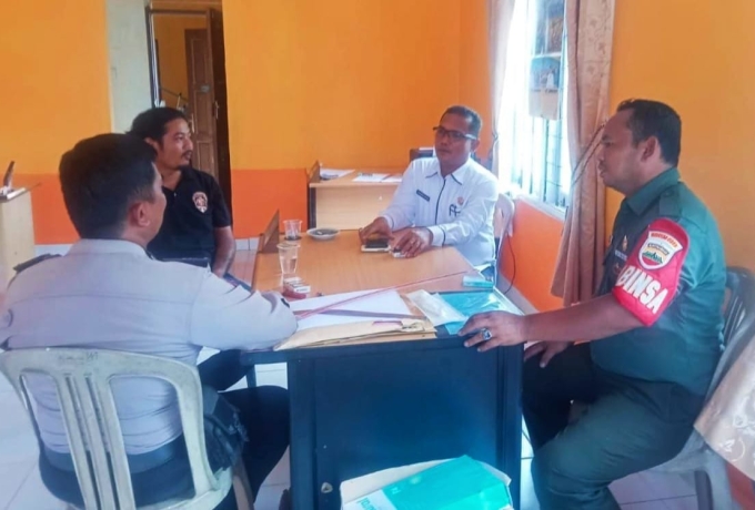 Babinsa bersama Bhabinkamtibmas Melaksanakan Komsos bersama Apdes