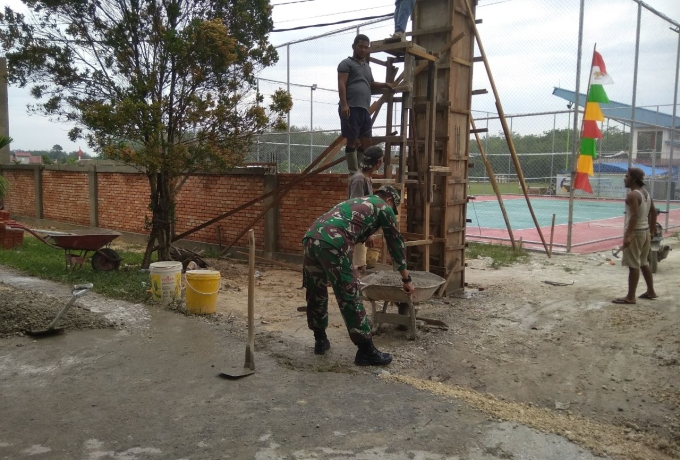 Pentingnya Pendidikan, Babinsa Desa Kualu Nenas Koramil 07/Kampar Gotong Royong Merehap Sekolah