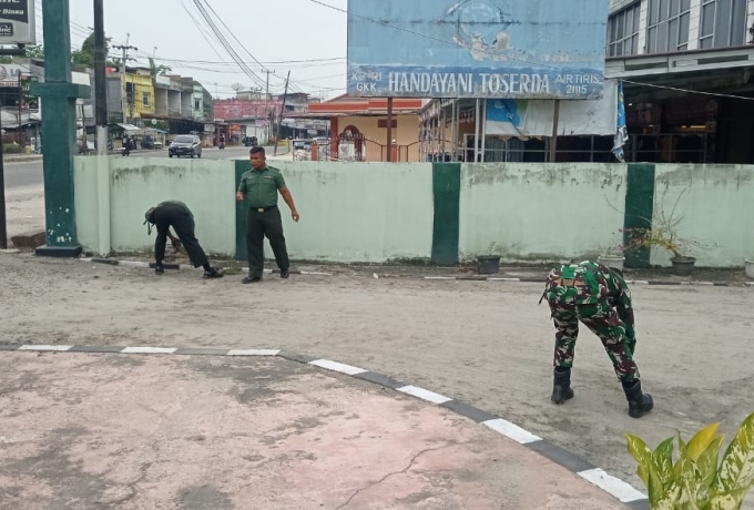 Ciptakan Suasana Kerja Nyaman, Personel Koramil 07/ Kampar Bersihkan Pangkalan
