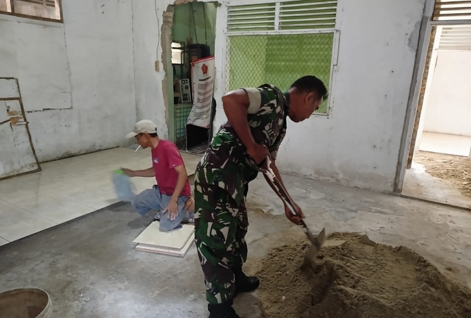 Kemanunggalan TNI, Babinsa Koramil 07/Kampar Goro Rehab Rumah Masyarakat Tidak Mampu