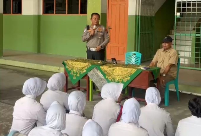 Dirlantas Polda Riau Edukasi Pelajar SMK Taruna Satria Soal Tertib Lalu Lintas dan Green Policing