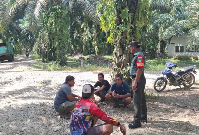 Babinsa Koramil 08/Tandun Laksanakan Komsos di Desa Tapung Jaya