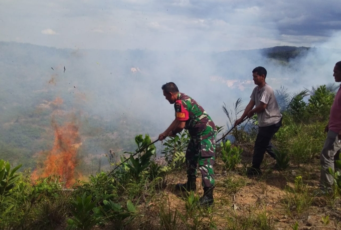 Babinsa Koramil 12/ XIII Koto Kampar Bersama Tim Damkar Padamkan Kebakaran Lahan di Tanjung Alai