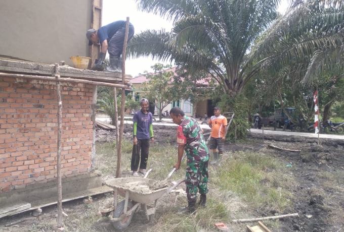 Jalin Kebersamaan Babinsa Koramil 07/Kampar Gotong Royong Bangun Masjid
