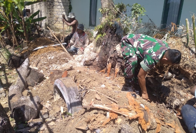 Babinsa Koramil 07/Kampar Tunjukkan Kepedulian, Bantu Rehab Rumah Warga di Desa Sungai Jalau