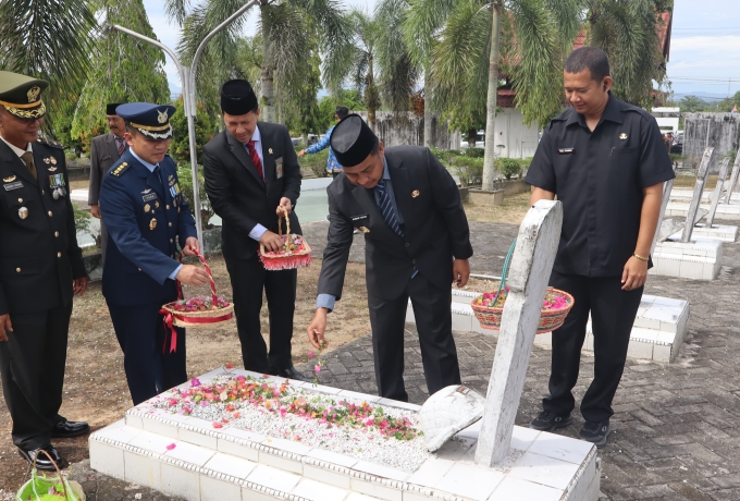 Kenang Jasa Pahlawan, Kodim 0313/KPR Bersama Forkopimda Kampar Laksanakan Ziarah Rombongan