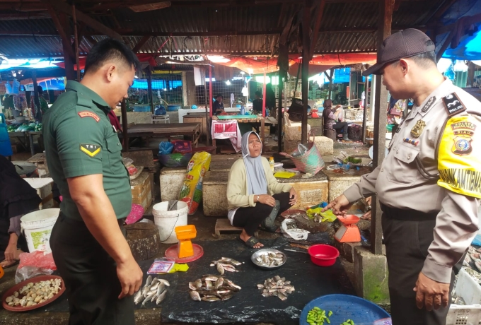 Serda Jesi, Babinsa Koramil 08/Tandun  Memonitor Harga Bahan Pangan di Pasar Bersama Bhabinkamtibmas