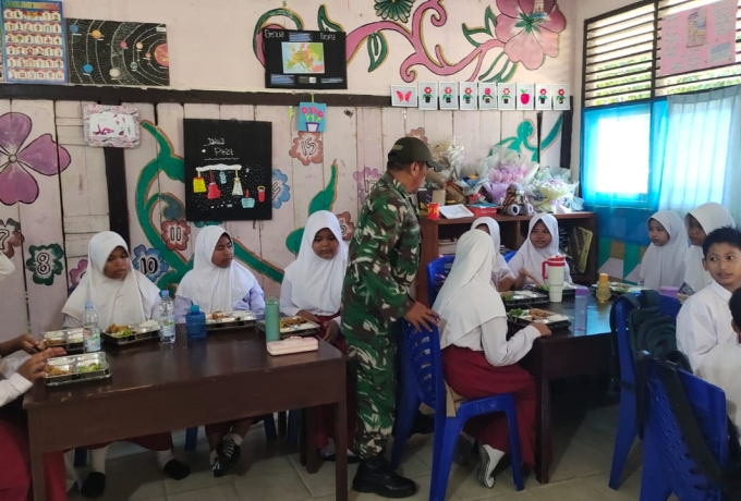 Anggota Koramil 05/KK Melaksanakan Monitoring Kegiatan Makan Bergizi Gratis 