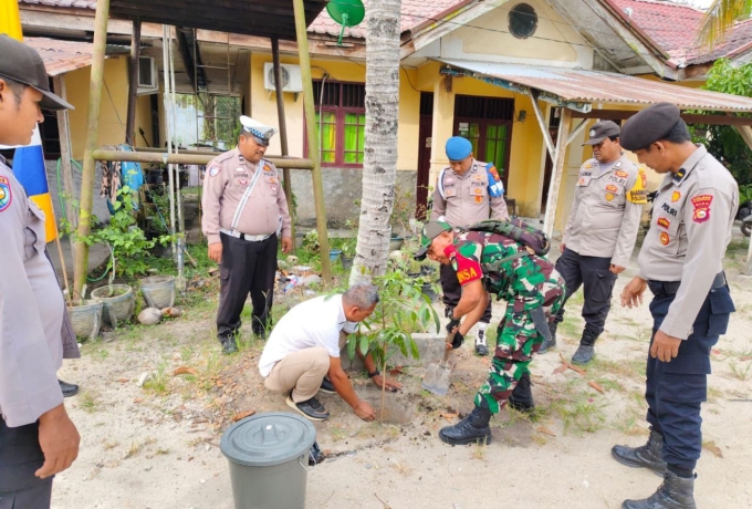 Babinsa Koramil 16/ Tapung Hadiri Kegiatan Penanaman Pohon di Mapolsek Tapung