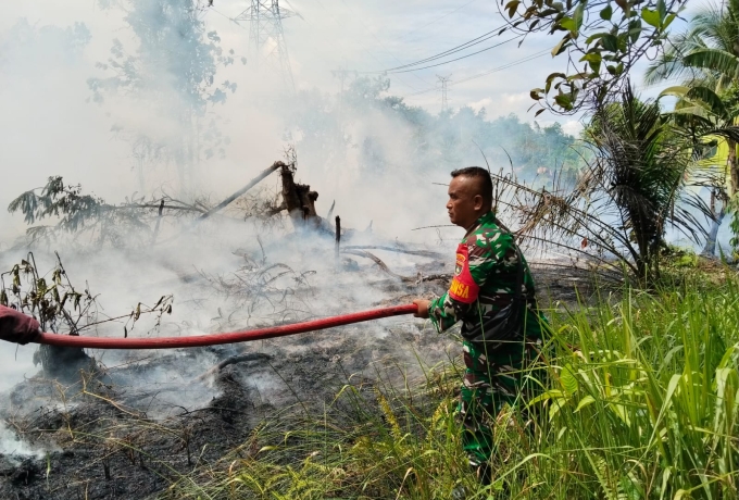 Sertu Purwanto Bersama Damkar XIII Koto Kampar Berjibaku Padamkan Api di Desa Pulau Gadang