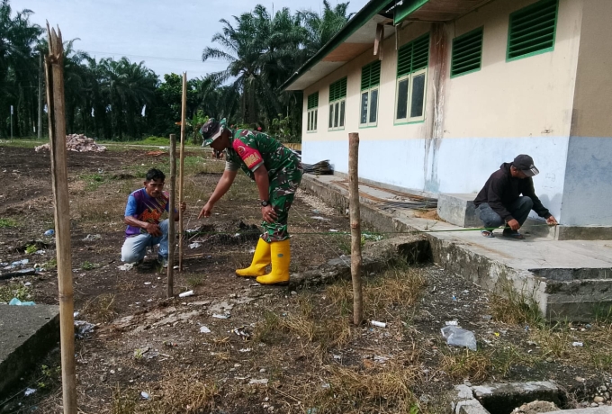 Babinsa Koramil 01/Bkn Dukung Percepatan Pembangunan KDKMP Program Nasional 
