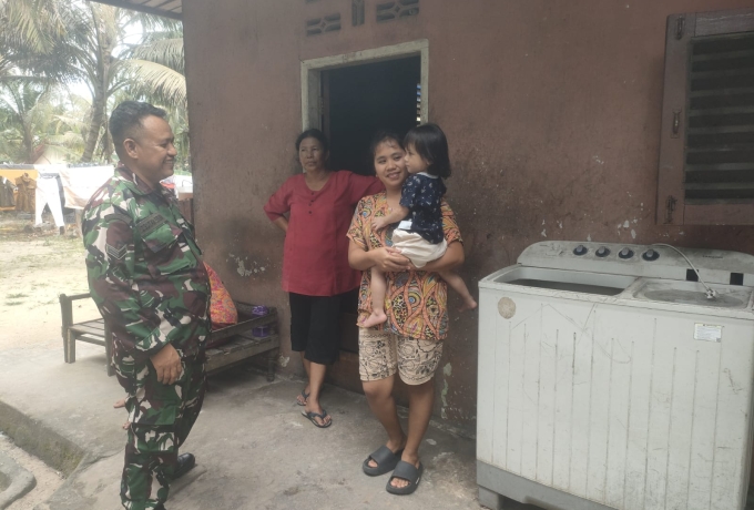 Dukung Program Penurunan Stunting, Babinsa Koramil 06 Siak Hulu Datangi Rumah Warga