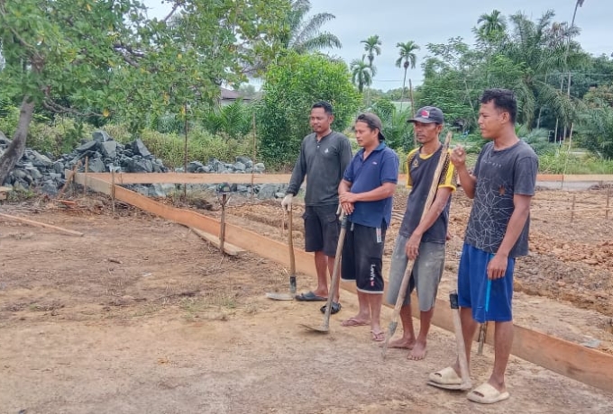 Babinsa Koramil 12/XIII Koto Kampar Berikan Arahan kepada Tukang Pekerjaan Koperasi Merah Putih