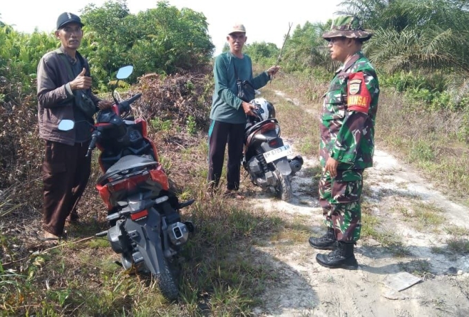Babinsa Koramil 07/Kampar Lakukan Patroli Karhutla dan Sosialisasi Bahaya Membakar Lahan