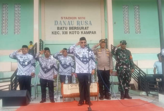 Danpos Serka Indra Putrawan Wakili Danramil pada Upacara HUT PGRI dan HGN ke-80 