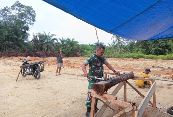 Mendukung Proyek Strategis Nasional, Serda Yos Candra Bantu Tukang Pembangunan Koperasi Merah Putih