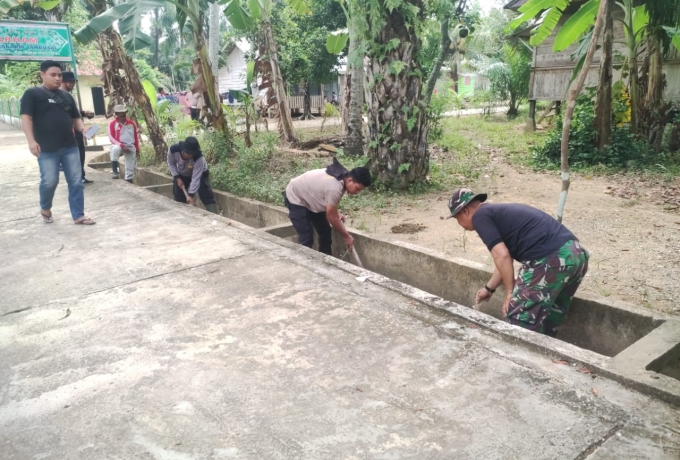 TNI Polri Bantu Warga Gotong Royong Bersihkan Drainase Cegah Banjir        