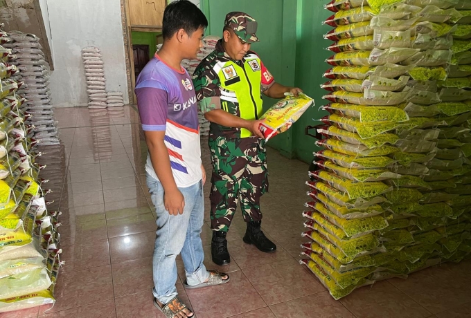 Babinsa Sertu Muhammad Rahmad Sambangi Toko beras Pantau Ketersediaan Logistik