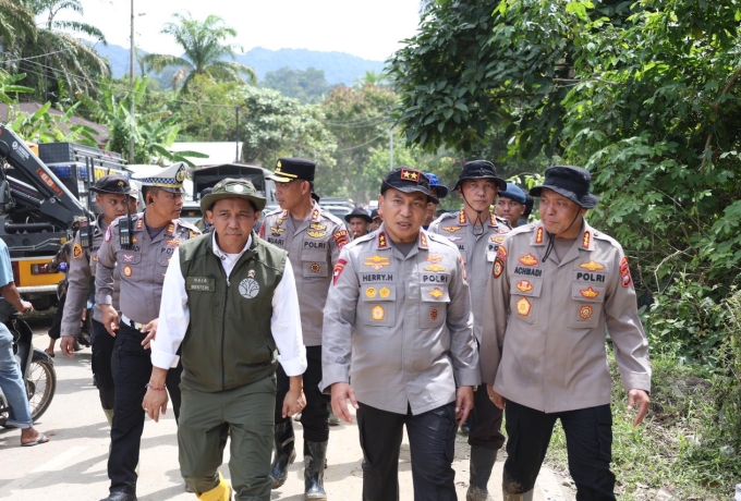 Menteri Kehutanan dan Kapolda Riau Tinjau Langsung Lokasi Banjir Bandang di Agam 