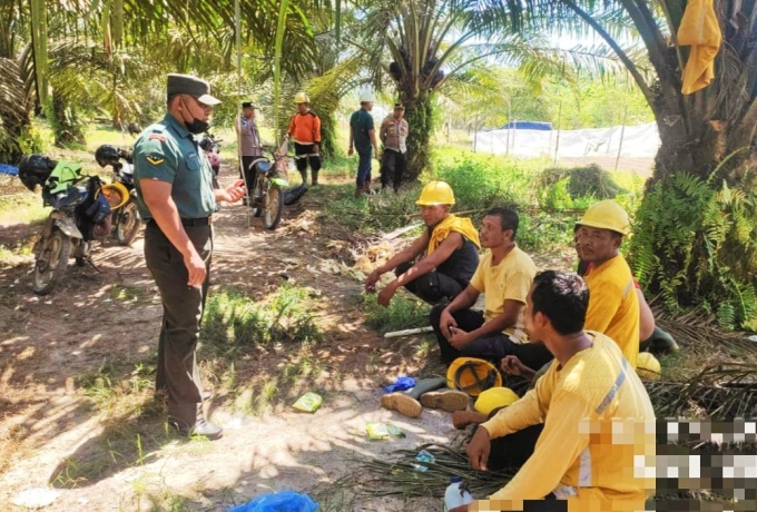 Babinsa Koramil 10 Kunto Darussalam Kodim 0313/KPR Melaksanakan Komsos