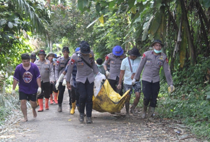 Brimob Polda Riau Kembali Temukan Korban Banjir di Kampung Kunyik