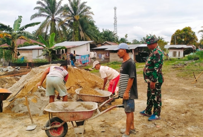 Babinsa Koramil 01/BKN Kawal Percepatan Pembangunan KDKMP, Pastikan Kualitas dan Tepat Waktu