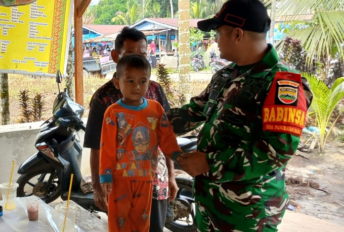 Memasuki Musim Penghujan, Babinsa Koramil 06 Siak Hulu Anjurkan Warga Jaga Kesehatan Anak