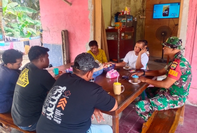 Babinsa Desa Teratak Koramil 07/Kampar Melaksanakan Komsos Dirumah Masyarakat Binaan