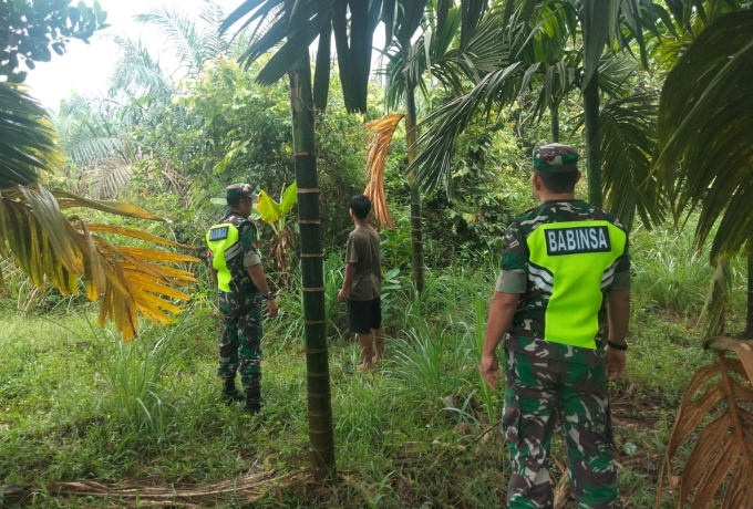 Babinsa Laksanakan Patroli dan Sosialisasi Masyarakat Cegah Karhutla Wilayah Koramil 14/Kepenuhan 