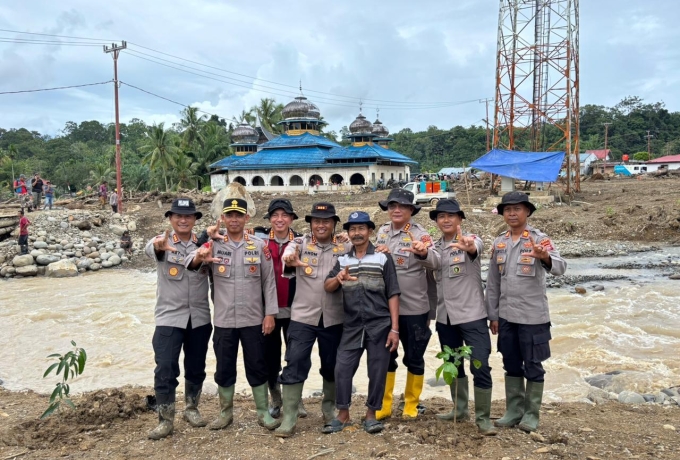Dansat Brimob Polda Riau Tanam Pohon di Kabupaten Agam, Pulihkan Alam Pasca Banjir Bandang
