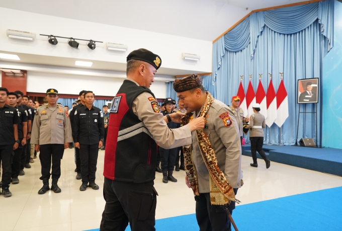Saluak dan Selendang Persaudaraan: Cendera Mata Adat Palembayan untuk Kapolda Riau 