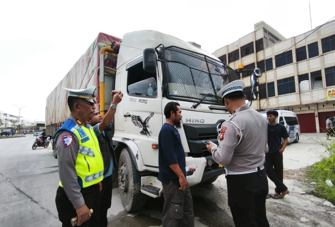 Ditlantas Polda Riau Tertibkan Angkutan Barang Jelang Nataru