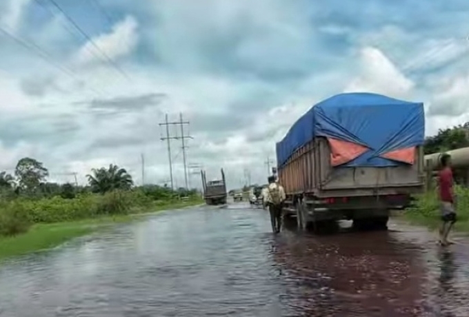 Bupati Siak Tinjau Banjir di Simpang Obor,  Ruas Jalan Nasional Terendam