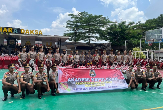 Taruna Akpol Pengiriman Polda Riau Salurkan Bantuan Gerobak untuk Korban Banjir di Tiga Provinsi