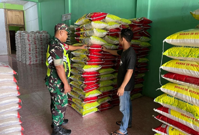 Babinsa Sertu Muhammad Rahmad Sambangi Toko beras Pantau Ketersediaan Logistik