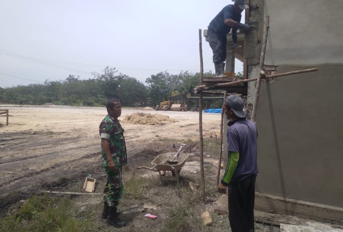 Babinsa Koramil 07/Kampar Serma Martha Suryadi dan Warga Laksanakan Goro Bangun Musholla