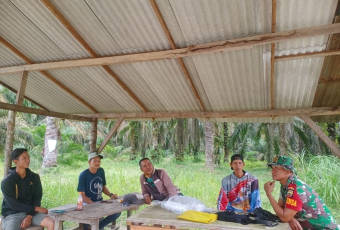 Ajak Gunakan APD, Babinsa Koramil 07/Kampar Himbau Keselamatan Kerja Petani Sawit Melalui Komsos