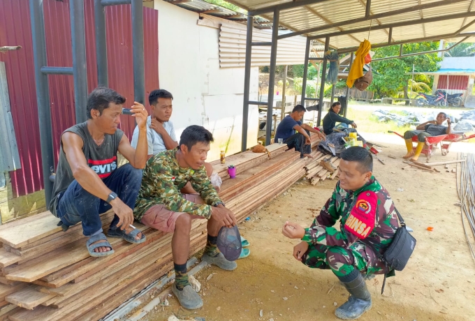 Suasana Akrab Warnai Komsos Babinsa Bersama Tukang KDKMP Desa Sungai Buluh